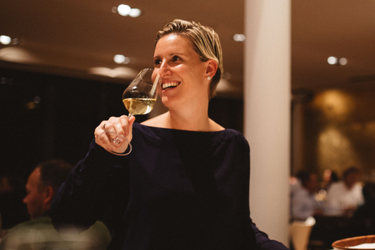 Zeitwein: Carolin Spanier-Gillot mit Wein Banner